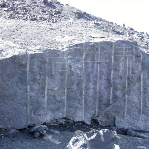 花崗巖無(wú)聲破碎劑